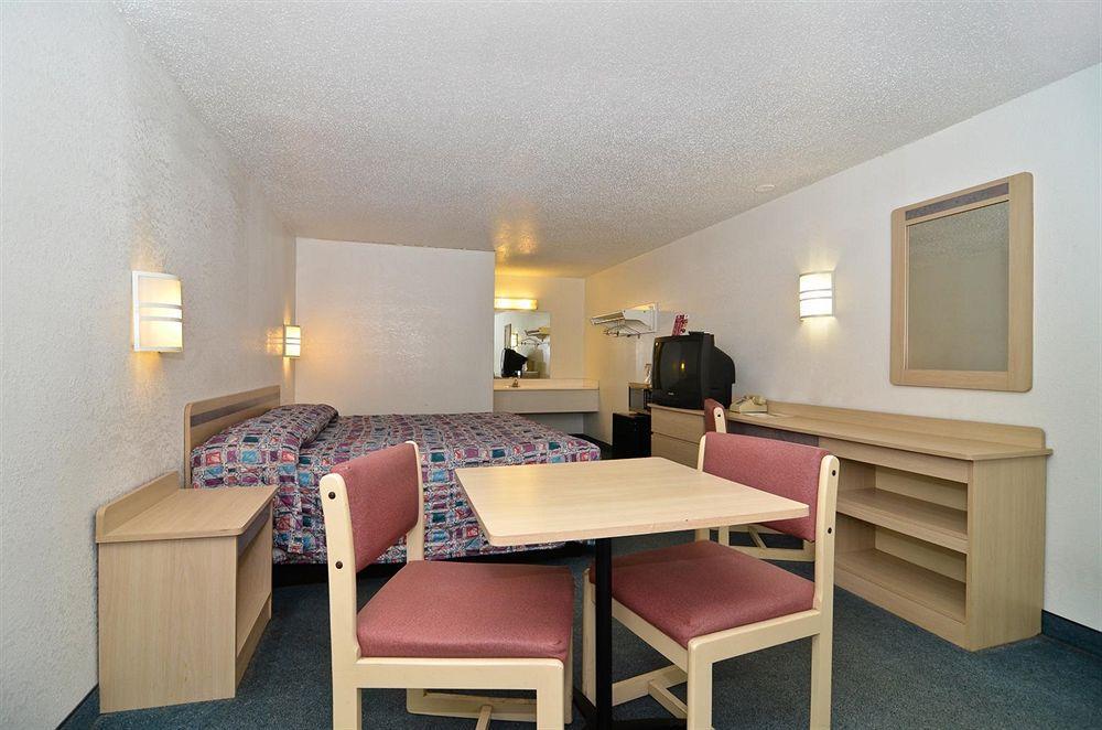 Mentor Home Inn And Suites Oda fotoğraf